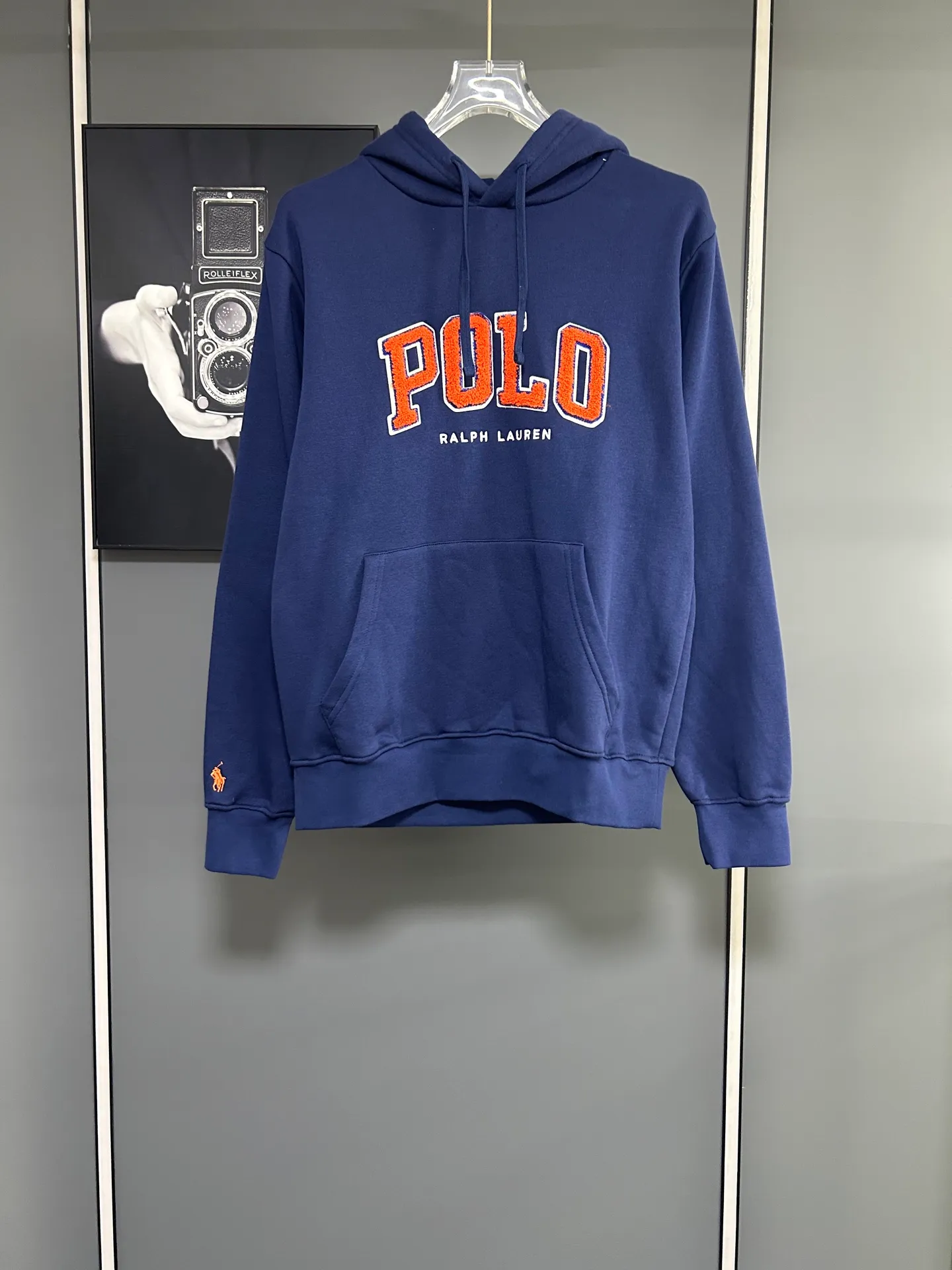 P230 𝗥𝗮𝗹𝗽𝗵 𝗟𝗮𝘂𝗿𝗲𝗻/Ralph Lauren🐎Towel embroidered hooded sweatshirt 380g Expo velvet hooded sweatshirt High-end official original one-to-one replica - customized original fabrics, accessories, hang tags, collar labels, and packaging are all made according to the original version to distinguish the cheap and wrong versions on the market This hooded sweatshirt is decorated with the simple style that represents Ralph Lauren and is paired with the classic Polo towel embroidery pattern, which is three-dimensional and full! The solid color fabric paired with exquisite embroidery instantly sets it off! Hooded sports design, loose and casual fit! The overall texture is very strong! Through the pictures, we can feel the thickness and texture of custom-woven and dyed threads. The workmanship is exquisite. They are shipped from major foreign trade factories. They are all made by masters with many years of experience. Everything is of high standards and requirements! Simple and versatile style ~ super delicate and soft, close to the body without being tied, all fabrics and accessories are original custom-made and of high quality! Perfectly reflects the brand’s sense of superiority! Standard cut, comfortable stretch, unrestricted movement! Highly practical, high-end and classy! Versatile style ~ can be paired with jeans or jogging pants. Ideal for transitioning from your morning commute to weekend events!  Color: Gray Blue Size: S-2XL